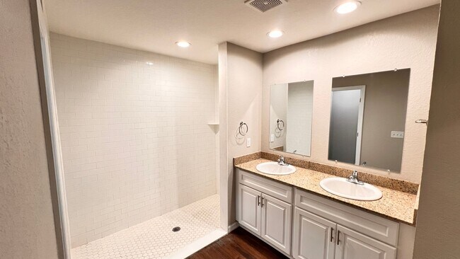 Building Photo - Charming 3 Bedroom, 2 Bathroom Home in the Lovely Marion Oaks of Ocala!