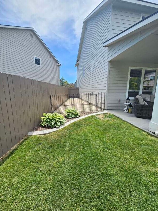 Building Photo - Ready now this beautiful 3 Bedroom Upscale...