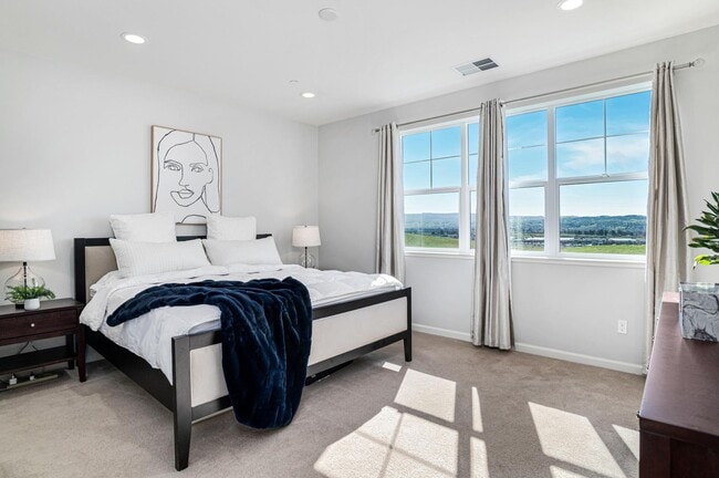 Building Photo - Jordan Ranch Townhouse 4 bed / 3.5 bath, G...