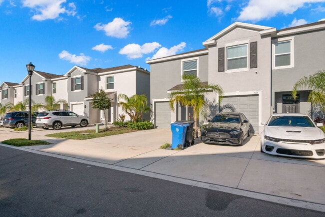 Building Photo - "Spacious 3-Bedroom Townhouse Oasis with 2.5 Baths in Serene Apollo Beach!"