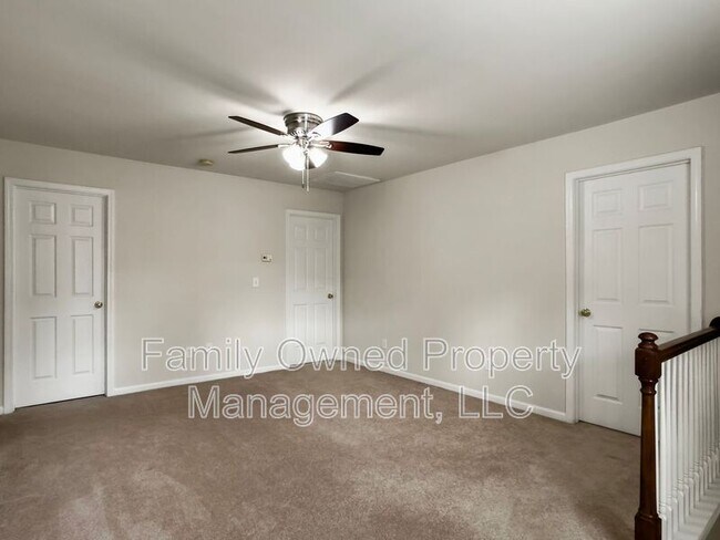 Building Photo - 8753 Red Oak Dr
