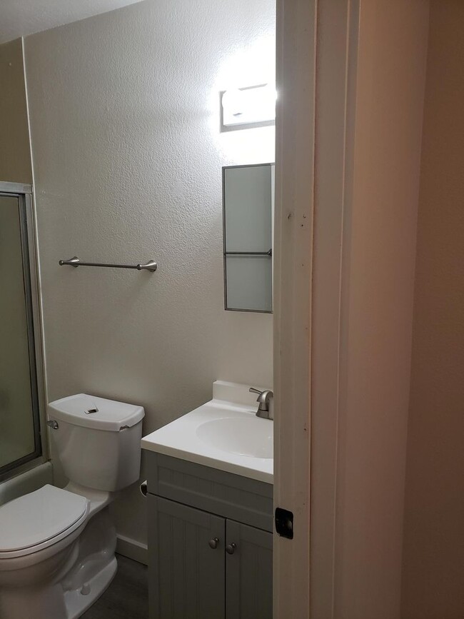 Building Photo - Recently Remodeled 1 Bedroom Apartment