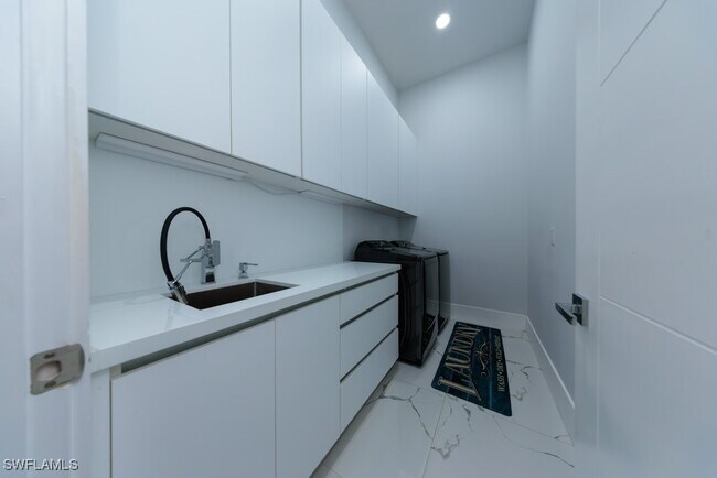 Building Photo - 4024 Chiquita Blvd S