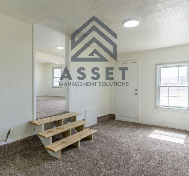 Building Photo - 3-Bedroom Available!