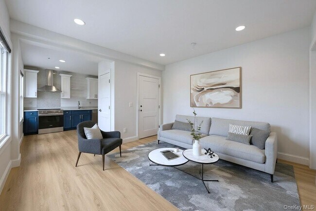 Building Photo - 584 Main St