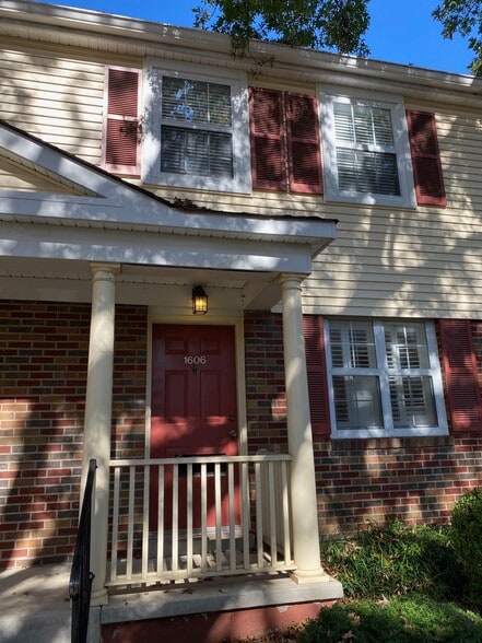 Building Photo - 1606 E Swan Cir