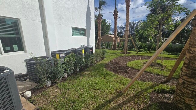 Building Photo - 4955 Serafica Dr