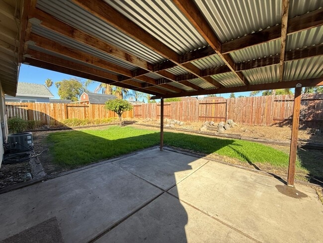 Building Photo - 3 bed 1 bath available in North Highlands!