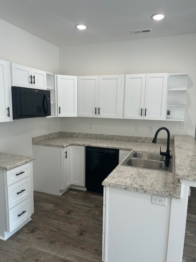 Building Photo - 585 Panich St