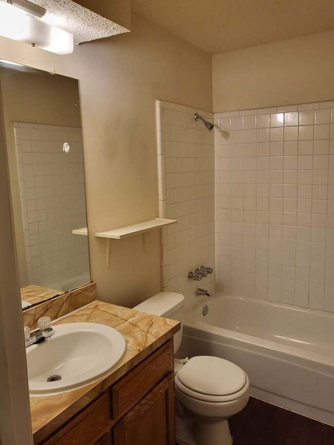 Building Photo - 808 Austin St
