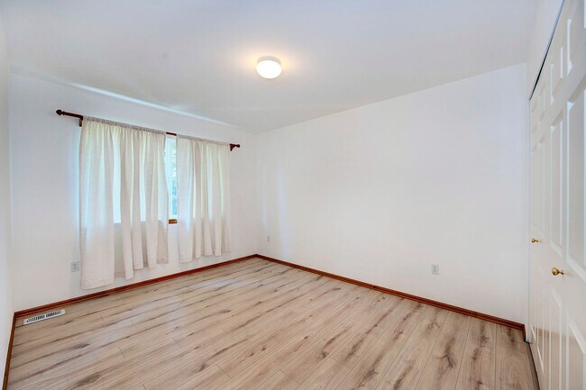 Building Photo - Lynnwood Two Story