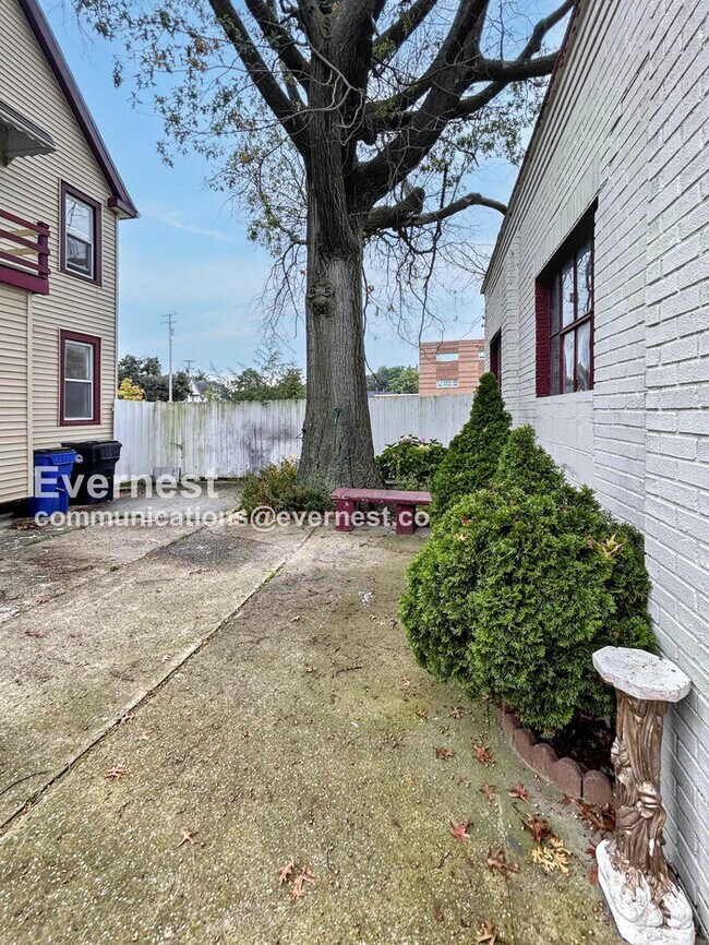 Building Photo - 1794 W 54th St