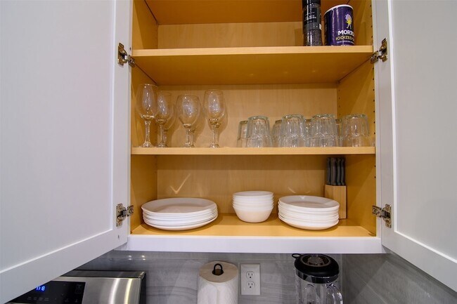 Building Photo - 829 Emile St