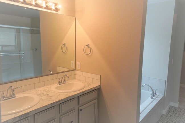 Building Photo - 3067 N Greengate Way