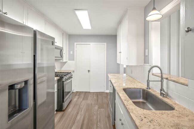 Building Photo - 8527 Greenbush St