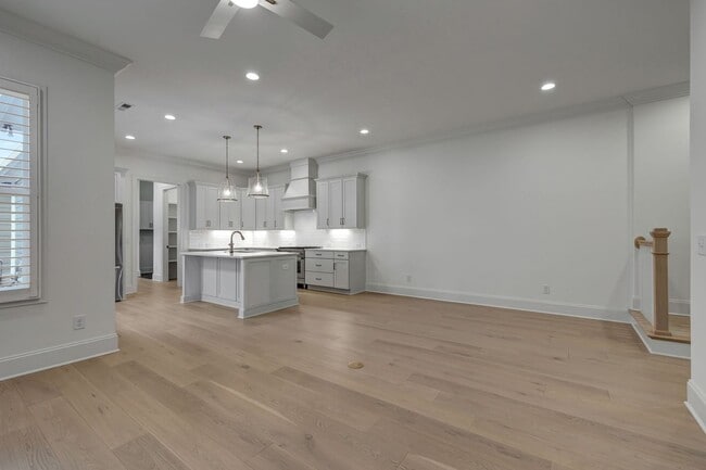 Building Photo - Luxurious Low-Maintenance Living in Westha...