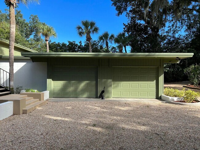 Building Photo - 697 Balmoral Rd