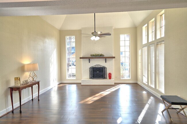 Building Photo - 11822 Hillbrook Dr