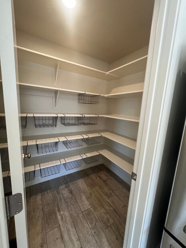 Building Photo - Stunning 5 bedroom, 2.5 bathroom home in d...