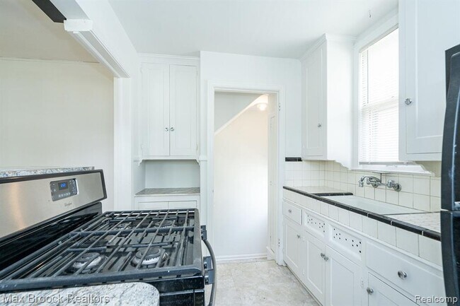 Building Photo - 1587 Leroy St