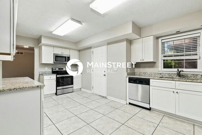 Building Photo - 3 Bedroom Pet-Friendly Home in Lithonia, GA with Main Street Renewal