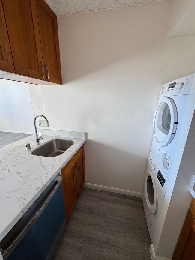 Building Photo - Bright and Breezy 2 bed, 1.5 bath, 1 covered parking top floor condo in Makiki!!