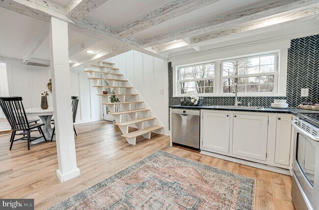 Building Photo - 102 N Rogers St