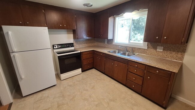 Building Photo - Brand new paint & move in ready 3 bed 1 ba...