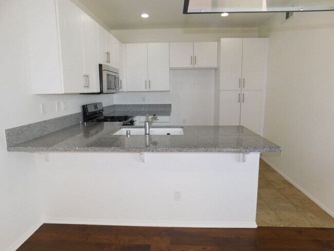 Building Photo - Beautiful Tri Level 2 Bed 2.5 Bath Single ...