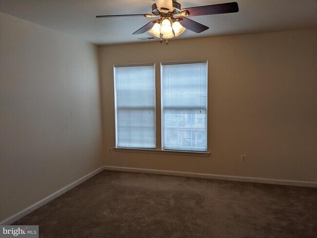 Building Photo - 625 Village Ct