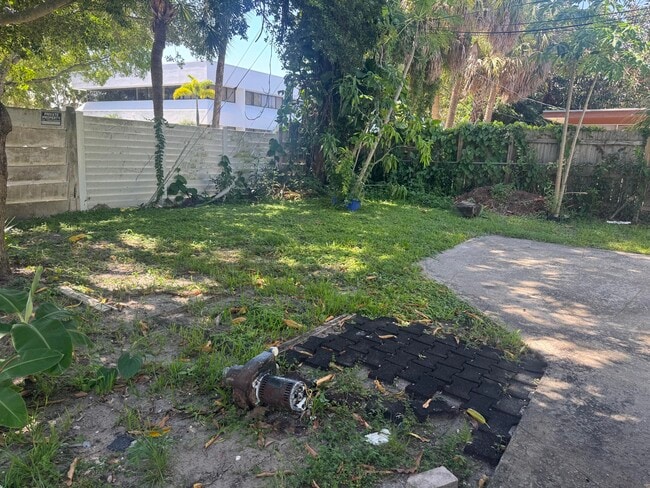 Building Photo - 8821 Dania Dr
