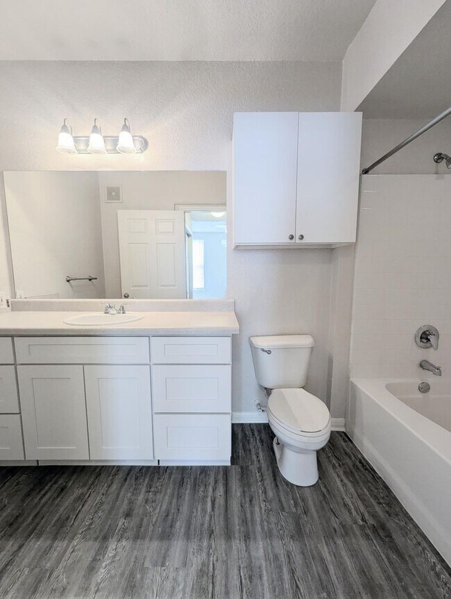 Building Photo - 2x2 Conveniently located. Large open conce...