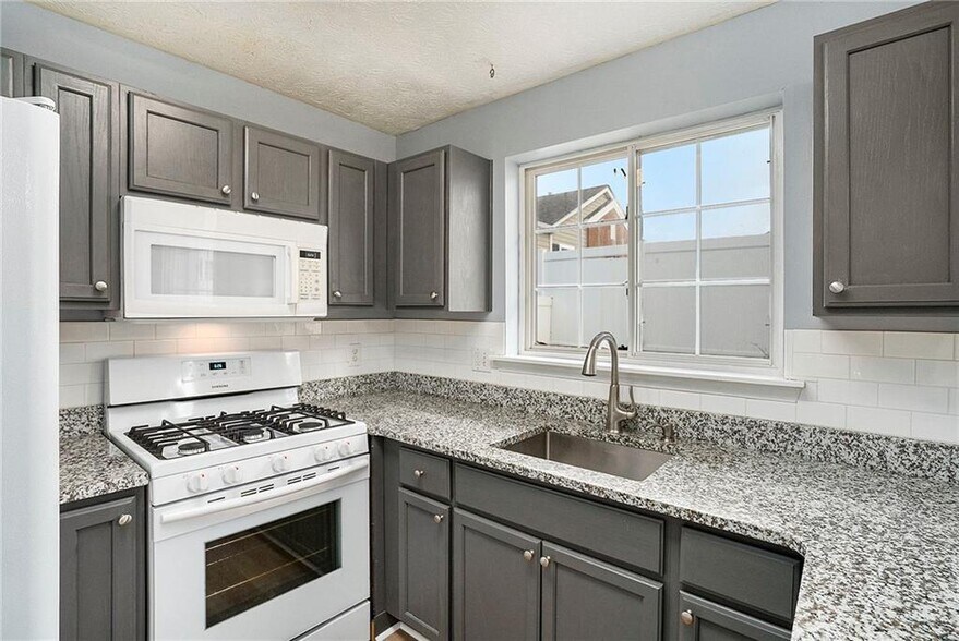 Building Photo - 139 W Oaks Pl