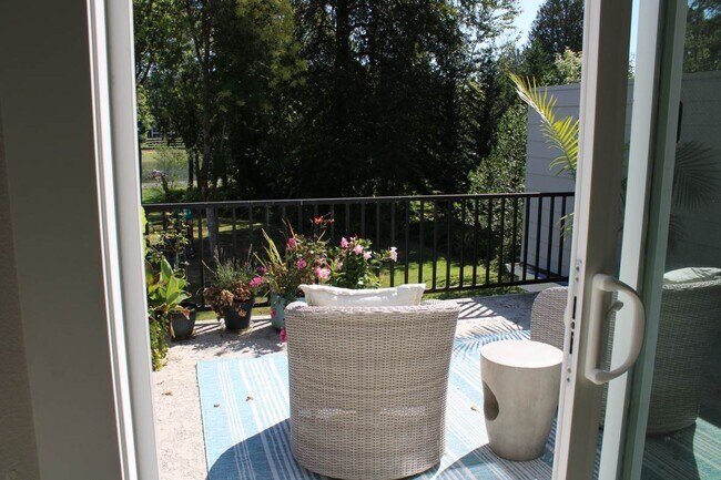Building Photo - Beautiful Wollochet Bay 3-Bedroom Town Home