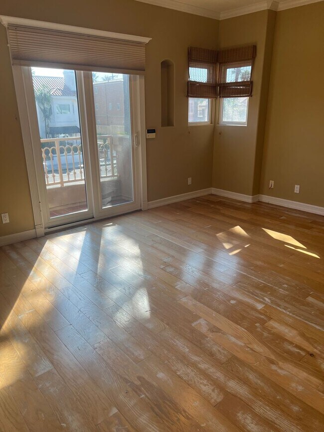 Building Photo - Custom home 1 block to ocean