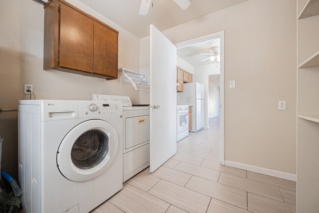 Building Photo - 2724 S Azalea Dr