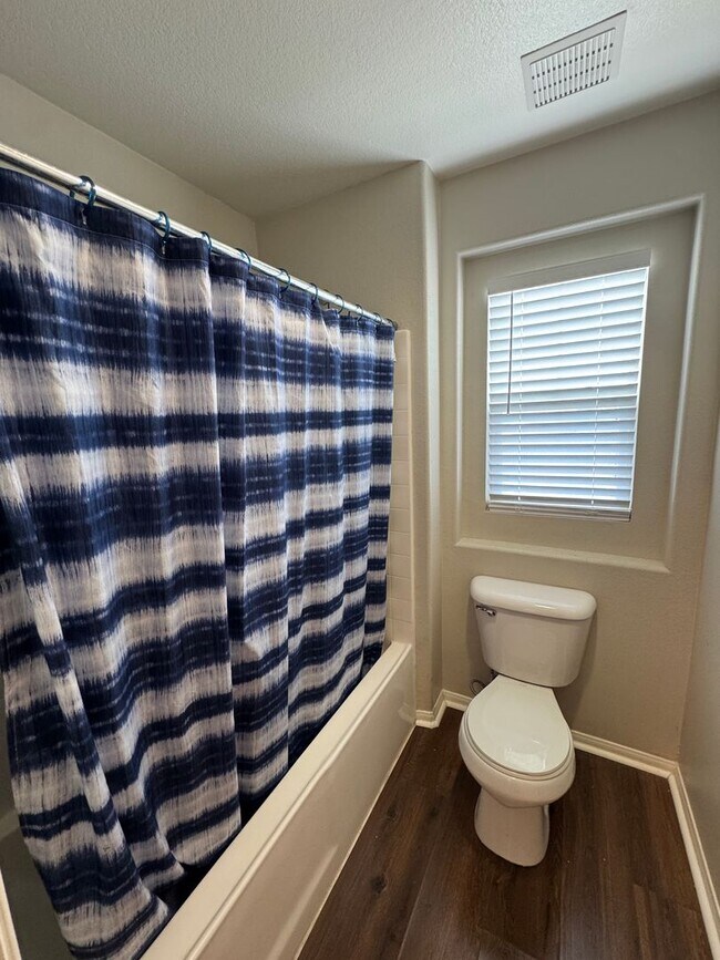 Building Photo - Spacious Lakeview Home with Loft & Community Amenities