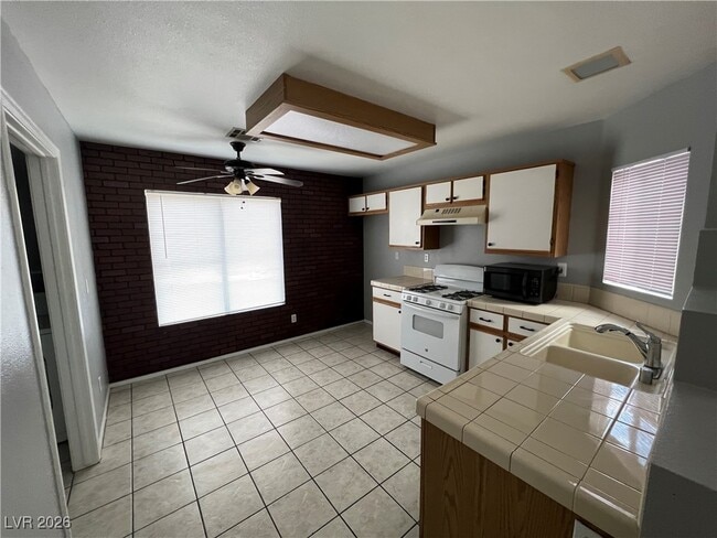 Building Photo - 1718 Comstock Dr