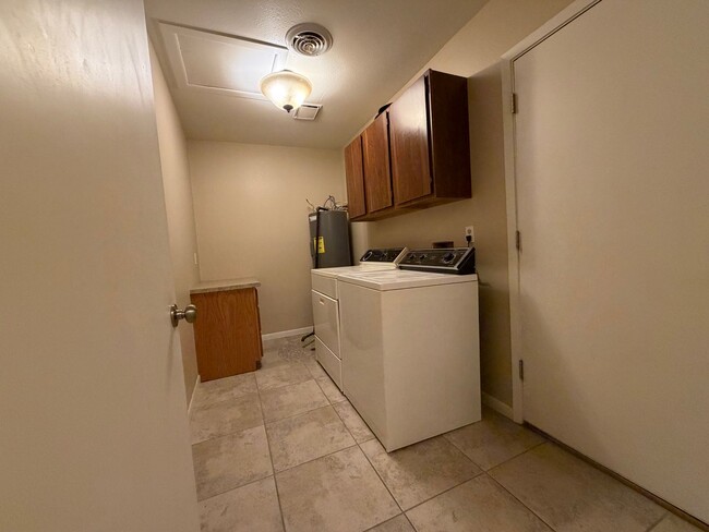 Building Photo - 1014 Plaza Del Sol