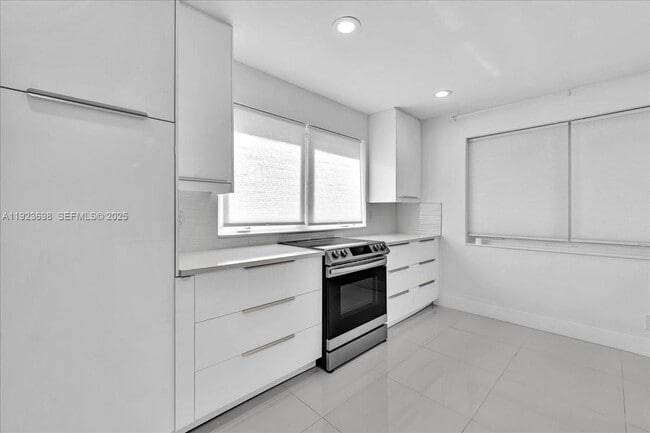 Building Photo - 348 Palm St