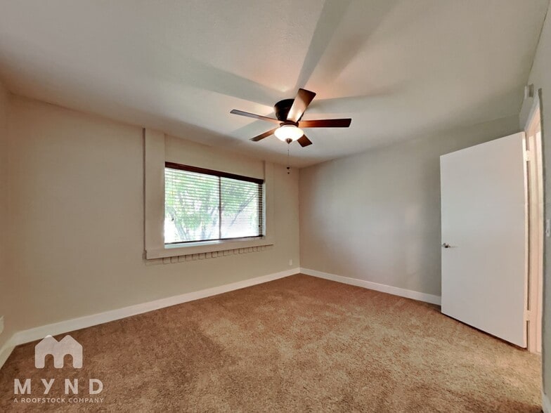 Building Photo - 8243 E Thomas Rd