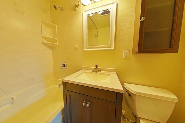 Building Photo - 2 Bedroom Duplex ~ Close to Campus