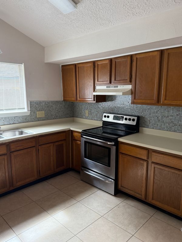 Building Photo - 5613 Countryaire