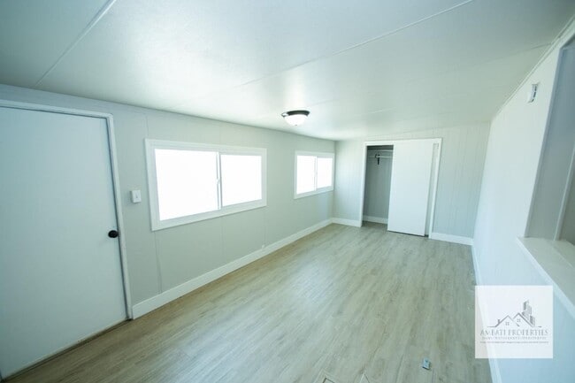 Building Photo - 1136 E Griffith Way