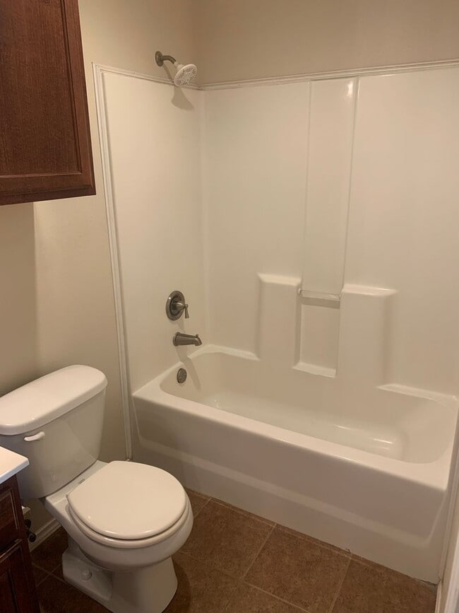 Building Photo - Available NOW! 3 Bedroom 2 bath 2 car garage in Fox Ridge!