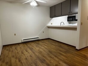 Building Photo - Spacious 1 Bedroom Condo with Pool