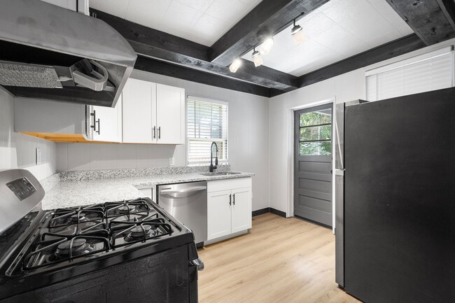 Building Photo - STUNNING 4 BEDROOM IN SHERADEN! SPACIOUS R...
