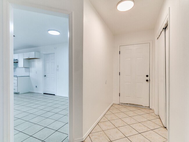 Building Photo - Updated Home + 3 bedrooms + Del City