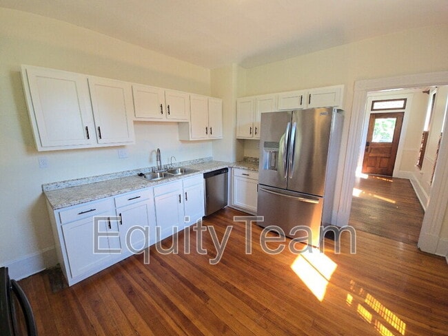 Building Photo - 137 S F St
