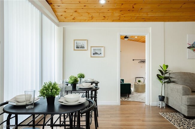 Building Photo - 2205 Santa Paula Dr